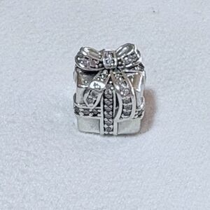 New Genuine Authentic Pandora Sparkling Surprise Present Gift Charm 791400CZ